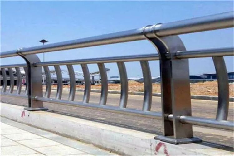 山东中铭可为客户定制加工符合要求的高标准桥梁不锈钢护栏 