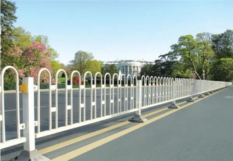 锌钢交通护栏能减少很多交通隐患