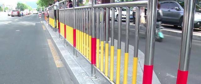 山东聊城公交站台装上不锈钢防撞护栏 人们候车更安全！