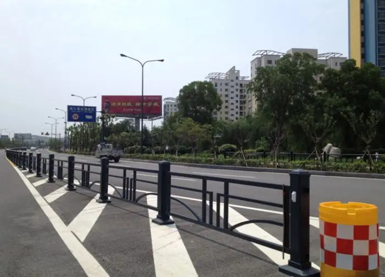 三种城市道路护栏的说明及特点